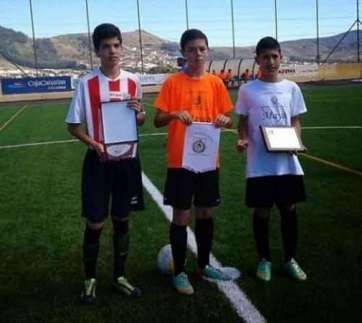 Jugadores de los tres equipos con sus trofeos (Foto Lagunamensual.es)