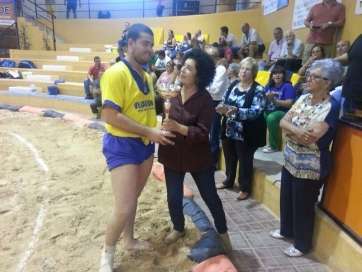 La concejala Josefa Milán hace entrega de un trofeo al equipo ganador del triangular (Foto TA)