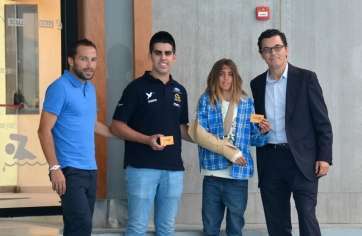 El concejal (d) y el subdirector de Lude Gestiones y Servicios, Jorge Torres (i), con los dos deportistas becados (Foto TA)