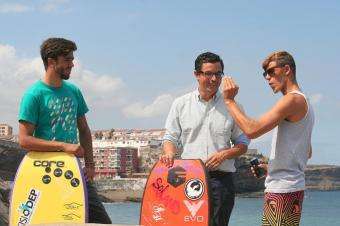 Pablo Rodríguez, concejal de Deportes, con los bugueros teldense Eduardo Rodríguez y Guillermo Cobo (Foto TA)