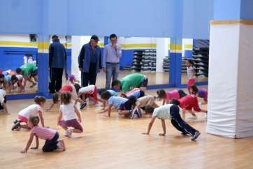 Rodríguez con los niños del campus (Foto TA)