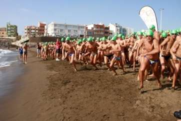 Imagen de archivo de una travesía a nado en Telde (Foto TA)