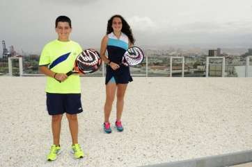 Alejandro y Patricia que posan con sus raquetas en la imagen (Foto Juan Carlos Alonso-C7)