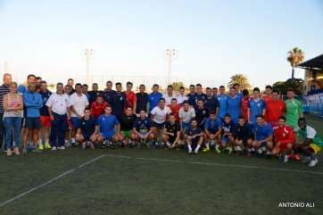 Jugadores a prueba y equipo técnico de la UD Telde, esta tarde-noche en El Hornillo (Foto TA)