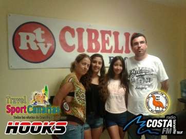 Christian Santana junto a Yaiza Castellano, Sara Déniz y Andrea Cabrera (Foto TA)