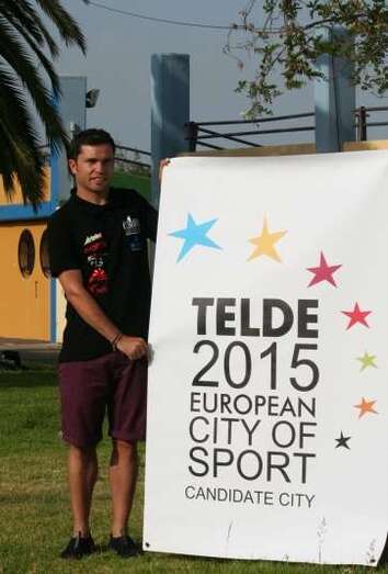Marcos Yánez con el cartel de la candidatura (Foto TA)