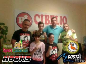 El presentador junto a los invitados en los estudios de RTV Cibelio (Foto TA)