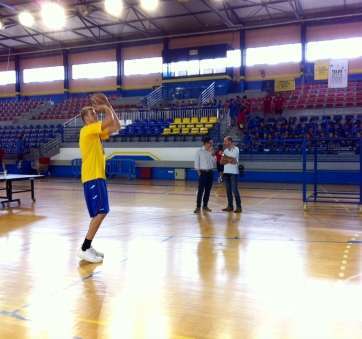 Guerra tira a canasta bajo la mirada del edil Rodríguez y de los participantes del Campus (Foto TA)