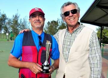 El ganador del torneo (i) con Juan Delgado Rodríguez, delegado regional de la Federación Española de Tiro (Foto TA)