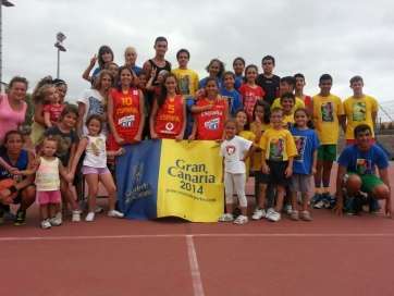 Las jugadoras con los niños del campus Basket Tara (Foto TA)