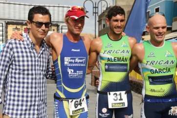 El concejal de Deportes con los tres primeros clasificados de la prueba masculina (Foto Jesús Ruiz Mesa)
