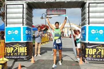 El ganador absoluto, Gabriel Alemán, en el momento de entrar en la meta (Foto TA)