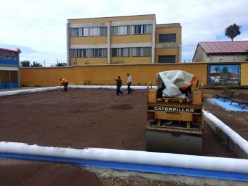 El concejal Mario Torres supervisando días atrás los trabajos de construcción (Foto TA)