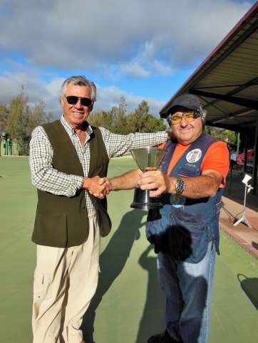 Julio Hernández recibiendo el trofeo (Foto TA)