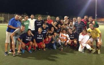El equipo tras el triunfo en el Torneo Antonio Guedes (Foto TA)