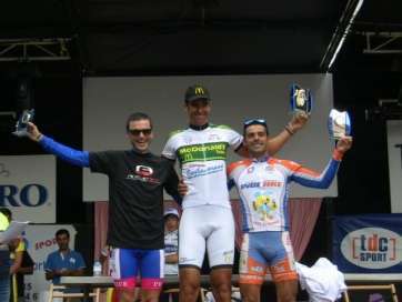 Pérez en lo alto del podio de la categoría Master-30 (Foto TA)