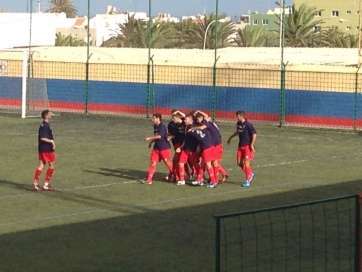 Los jugadores de la UD Telde festejan uno de los dos tantos (Foto TA)