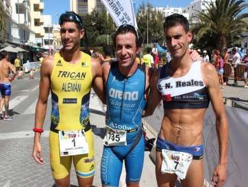 El podio masculino, con Gabriel Alemán, primero por la derecha (Foto TA)