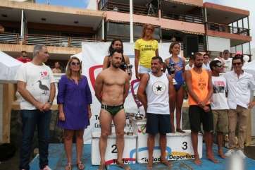 Los tres primeros clasificados de las categorías masculina y femenina (Foto TA)