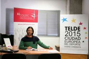 Javier Frugoni, con el cartel de Telde Ciudad Europea del Deporte 2015 (Foto TA)