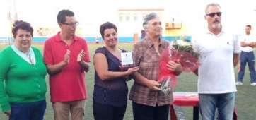 Momento de la entrega de la placa (Foto TA)