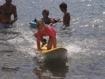 Joven surfera, este mediodía en Salinetas (Foto TA)