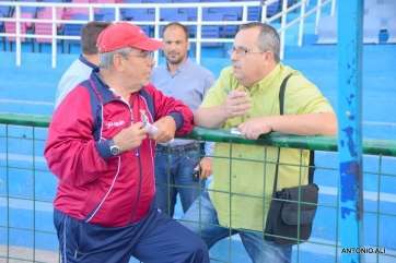 Pacuco Rosales, entrenador de la UD Telde, atiende a un informador (Foto Antonio Alí)