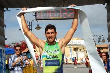 Alemán ganó con autoridad el triatlón de Salinetas celebrado este verano en la costa de Telde (Foto TA)
