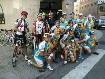 Grupo de ciclistas que comenzaron la aventura (Foto TA)