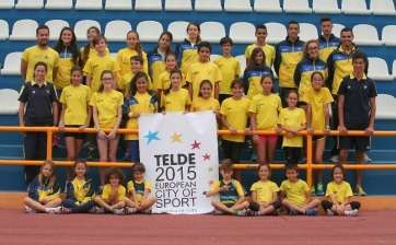 Equipo del CAI con la bandera que muestra su apoyo a Telde (Foto TA)
