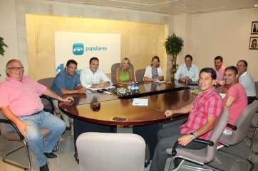 Un momento de la reunión entre miembros del PP y de la ACEGC