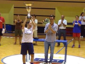El concejal de Deportes hizo entrega de los trofeos (Foto TA)