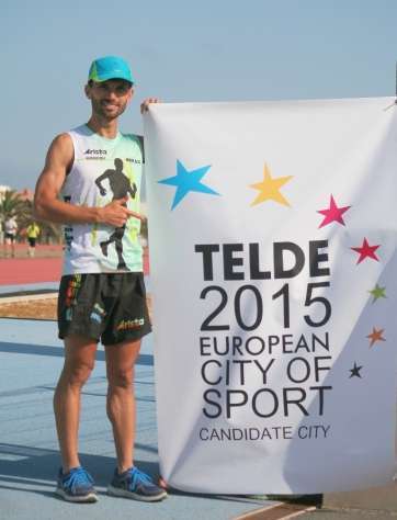 Efrén Segundo con la bandera de apoyo (Foto TA)