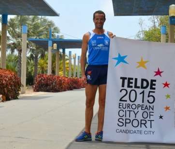 Saúl Castro con la bandera de la candidatura de Telde (Foto TA) 