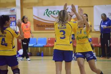 Jugadoras saludándose en la presentación contra el Porriño
