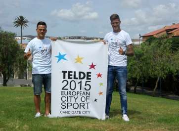 Los dos jugadores teldenses muestran su apoayo a la candidatura de Telde (Foto TA)