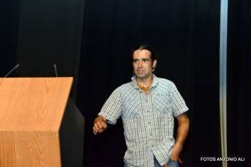 Urko Carmona durante la conferencia en el Teatro Juan Ramón Jiménez (Foto Antonio Alí)