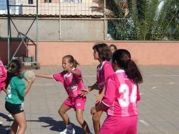 Pequeños deportistas del CB Remudas practicando en una cancha escolar del municipio (Foto TA)