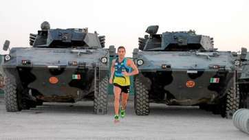 Doroteo Martínez, delante de unos carros militares (Foto C7)