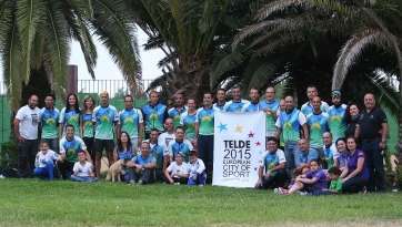 La familia del Vandama X-Trail posa junto con el logo de la candidatura de Telde a Ciudad Europea del Deporte 2015 (Foto TA)