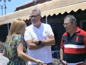 Luis Melero, con Migdalia Rodríguez, directora técnica, y Pacuco Rosales, entrenador del primer equipo del Telde (Foto TA)