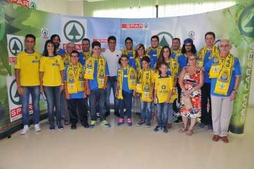 Sergio Araujo posa junto a aficionados amarillos, empleados y responsables del Grupo Spar (Foto Acfi Press)