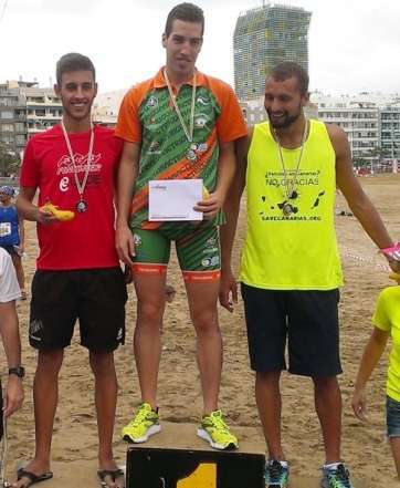 Asier Chavarren (i), en el podio absoluto (Foto TA)