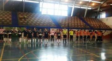 Los dos equipos, al inicio del partido (Foto TA)