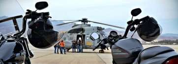 La expedición posa con sus motos delante de un helicóptero del SAR (Foto César Santana)