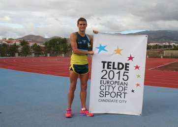 Francisco Galindo con la bandera de apoyo (Foto TA)
