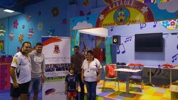 Aythami Artiles y Nauzet Alemán visitaron a los pequeños futbolistas de la U.D. Telde (Foto TA)