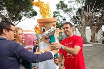 Momento de la entrega de la antorcha al tenista David Marrero (Foto TA)