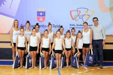 Las jóvenes gimnastas del Attenya y sus entrenadoras posan junto al edil Pablo Rodríguez (Foto TA)