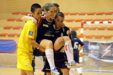 Muni es sacada de la cancha tras sufrir la lesión (Foto TA)